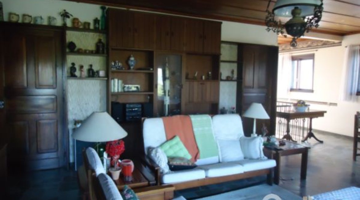 Casa à venda com 495m², 5 dormitórios, 1 suíte, 3 vagas, no bairro Vila Conceição em Porto Alegre