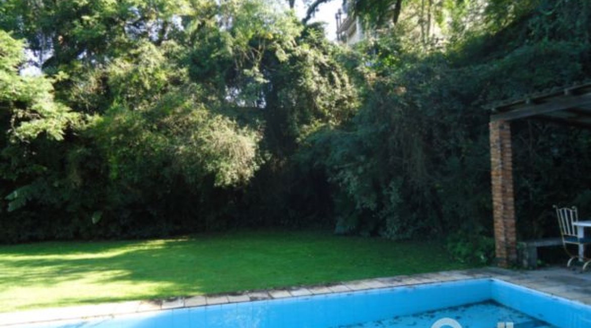 Casa à venda com 495m², 5 dormitórios, 1 suíte, 3 vagas, no bairro Vila Conceição em Porto Alegre