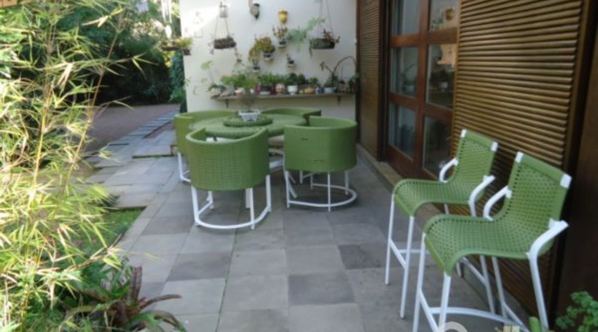 Casa à venda com 495m², 5 dormitórios, 1 suíte, 3 vagas, no bairro Vila Conceição em Porto Alegre