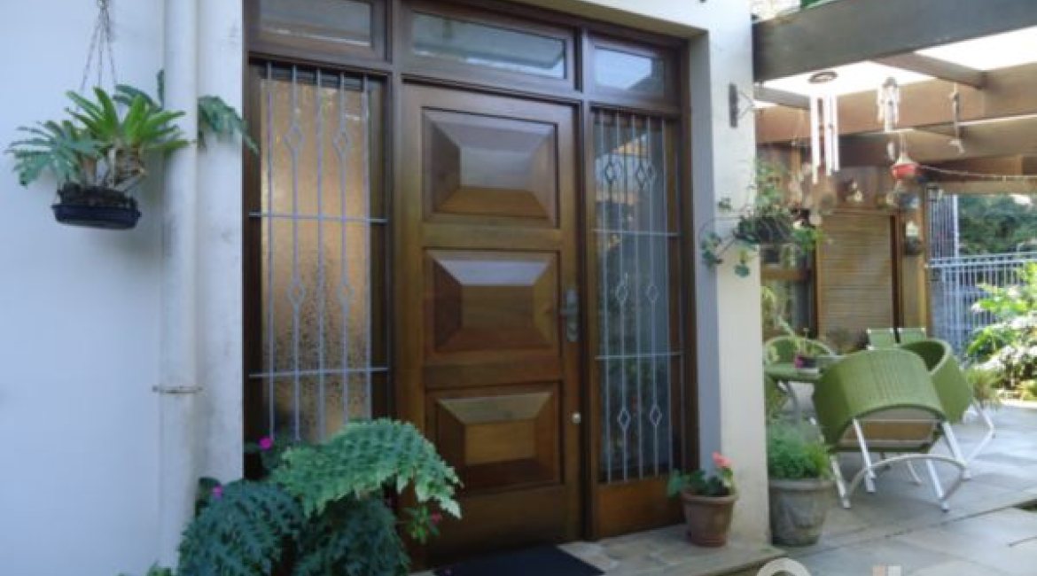 Casa à venda com 495m², 5 dormitórios, 1 suíte, 3 vagas, no bairro Vila Conceição em Porto Alegre