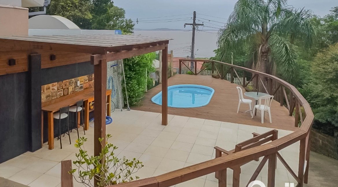 Casa à venda com 304m², 3 dormitórios, 1 suíte, 4 vagas, no bairro Espírito Santo em Porto Alegre