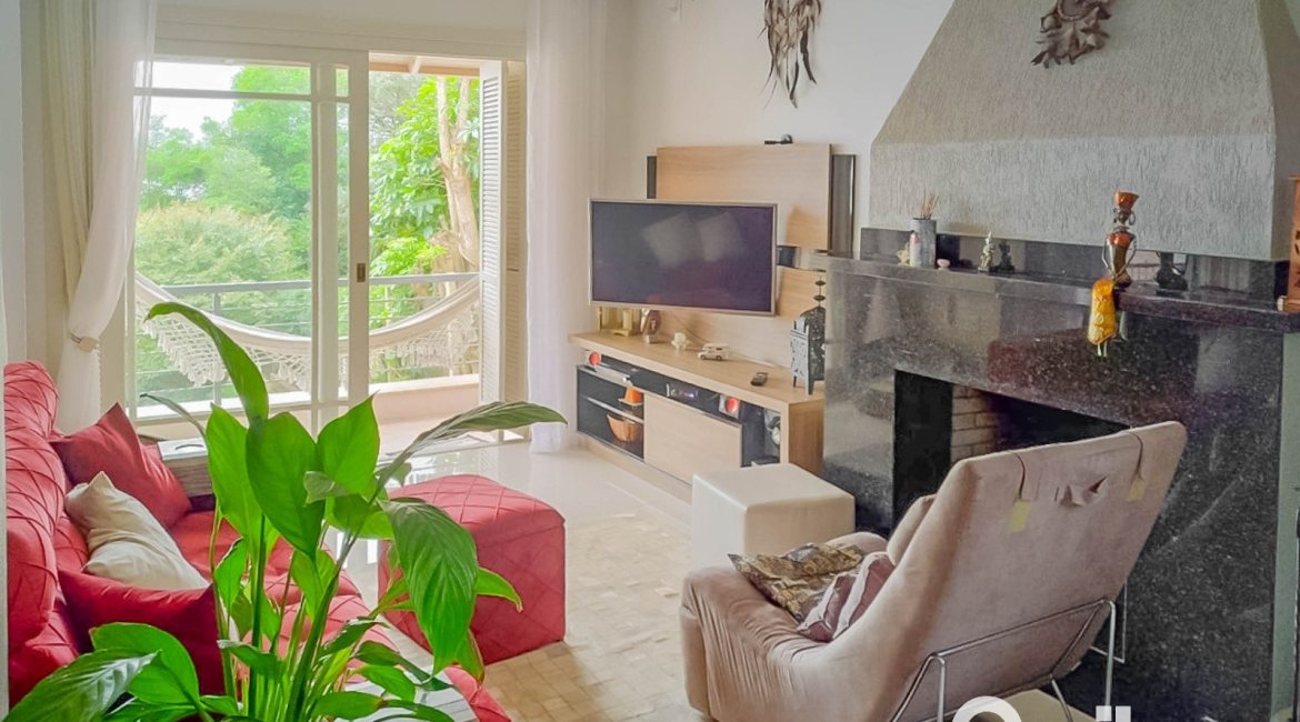 Casa à venda com 304m², 3 dormitórios, 1 suíte, 4 vagas, no bairro Espírito Santo em Porto Alegre