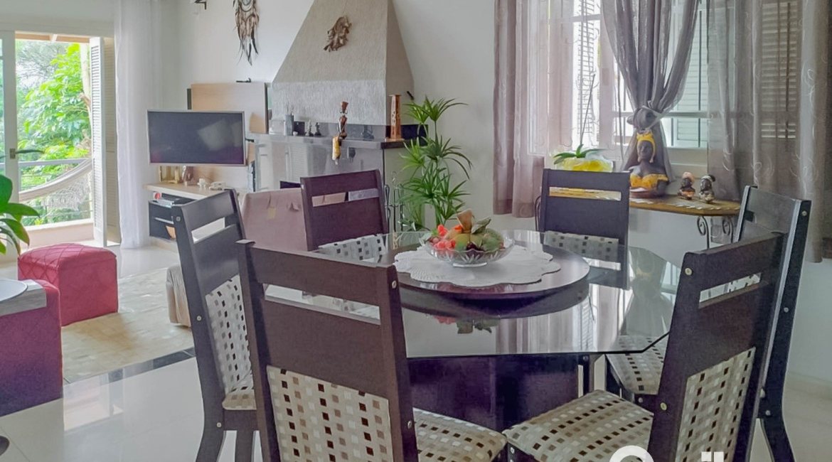 Casa à venda com 304m², 3 dormitórios, 1 suíte, 4 vagas, no bairro Espírito Santo em Porto Alegre