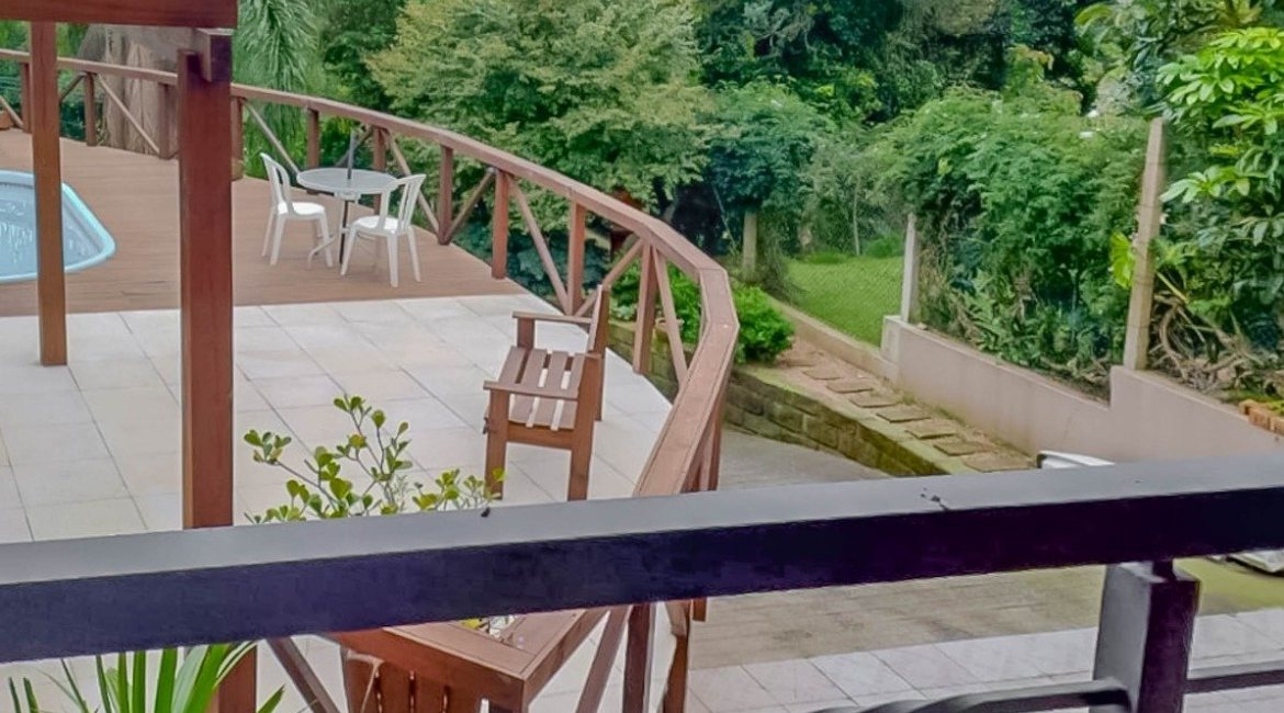 Casa à venda com 304m², 3 dormitórios, 1 suíte, 4 vagas, no bairro Espírito Santo em Porto Alegre