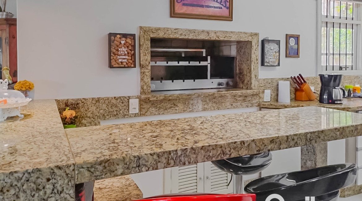 Casa à venda com 304m², 3 dormitórios, 1 suíte, 4 vagas, no bairro Espírito Santo em Porto Alegre