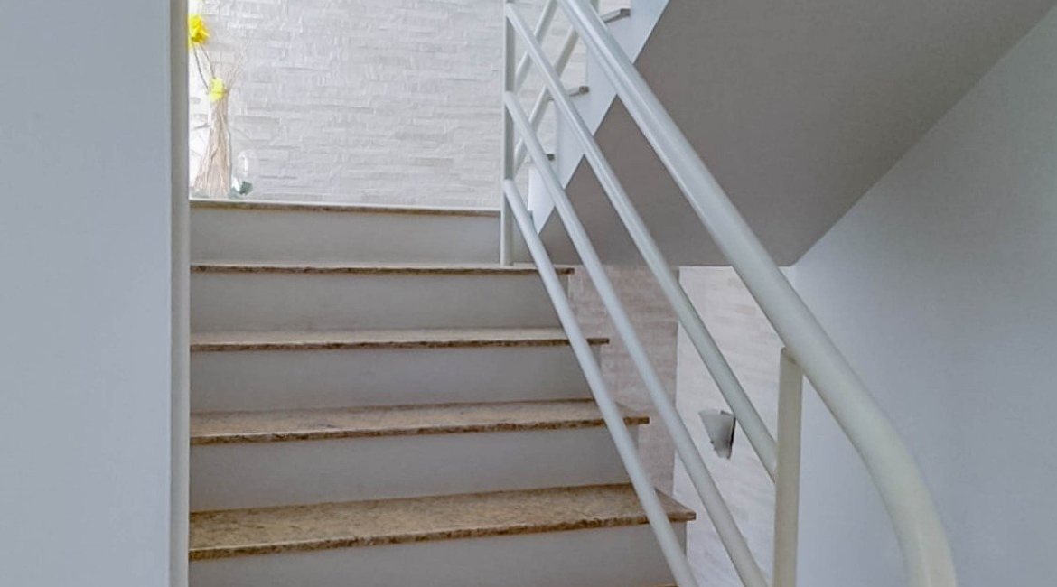 Casa à venda com 304m², 3 dormitórios, 1 suíte, 4 vagas, no bairro Espírito Santo em Porto Alegre