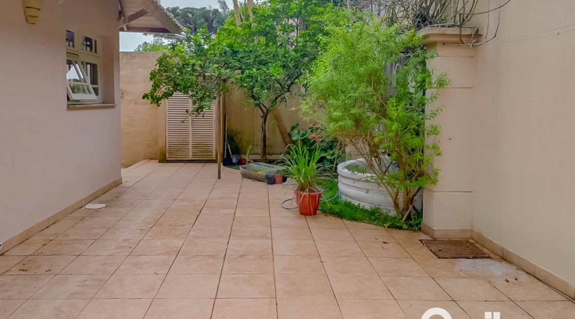 Casa à venda com 304m², 3 dormitórios, 1 suíte, 4 vagas, no bairro Espírito Santo em Porto Alegre