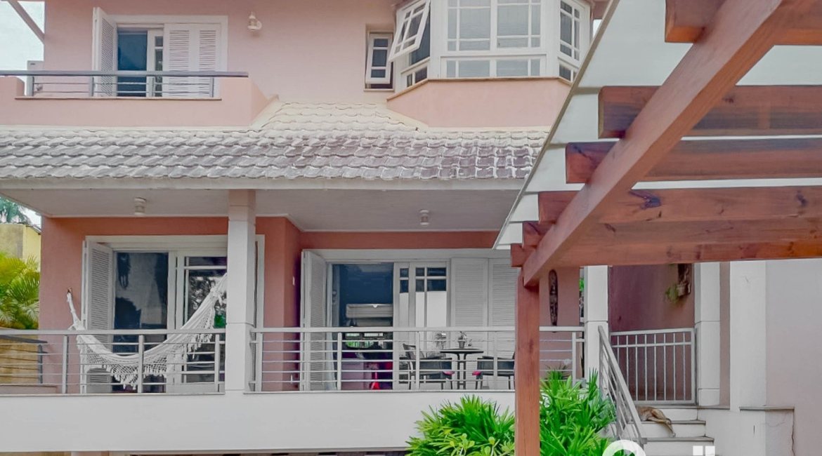 Casa à venda com 304m², 3 dormitórios, 1 suíte, 4 vagas, no bairro Espírito Santo em Porto Alegre