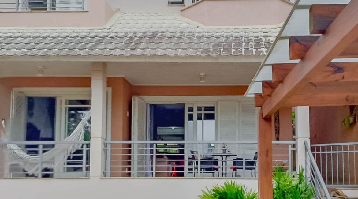 Casa à venda com 304m², 3 dormitórios, 1 suíte, 4 vagas, no bairro Espírito Santo em Porto Alegre