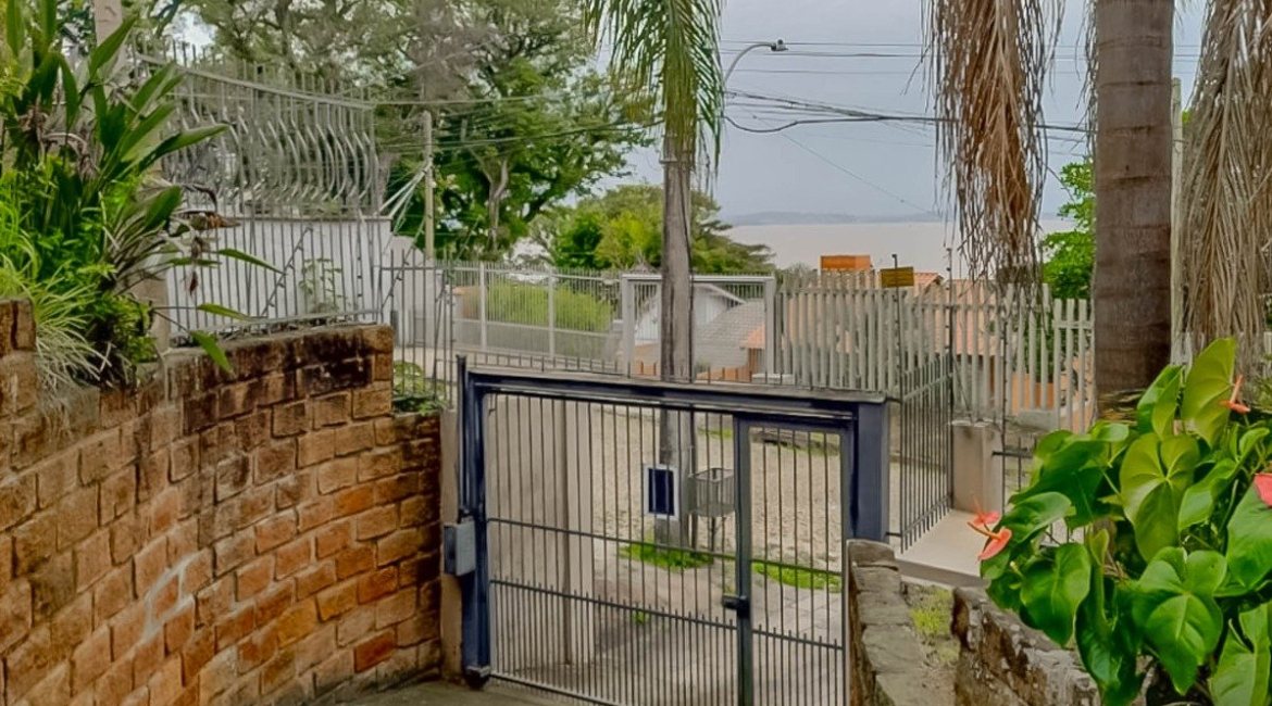 Casa à venda com 304m², 3 dormitórios, 1 suíte, 4 vagas, no bairro Espírito Santo em Porto Alegre