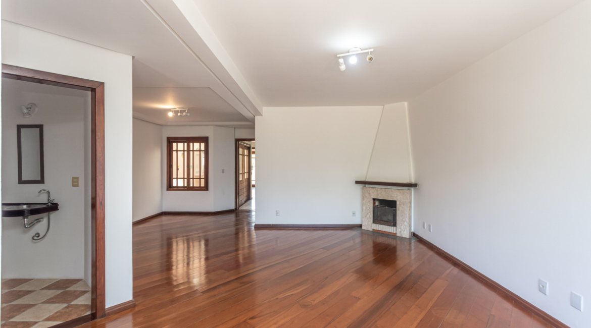 Casa à venda com 350m², 3 dormitórios, 1 suíte, 3 vagas, no bairro Vila Assunção em Porto Alegre