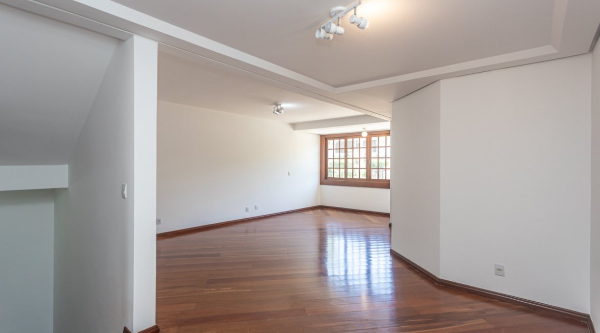 Casa à venda com 350m², 3 dormitórios, 1 suíte, 3 vagas, no bairro Vila Assunção em Porto Alegre