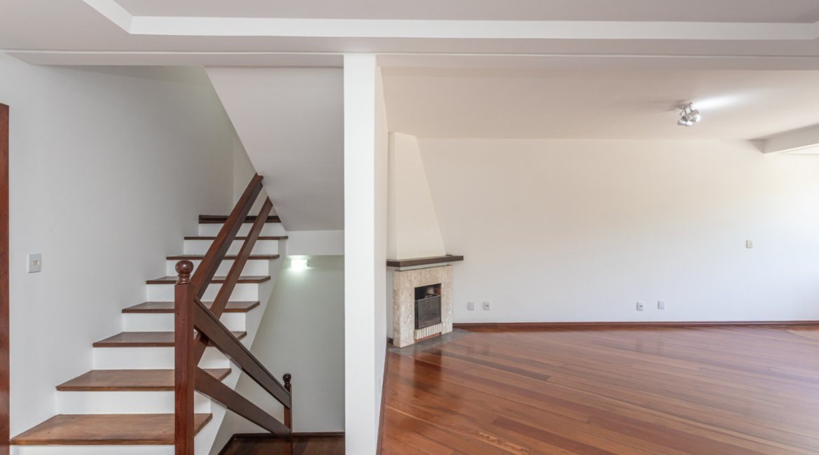 Casa à venda com 350m², 3 dormitórios, 1 suíte, 3 vagas, no bairro Vila Assunção em Porto Alegre