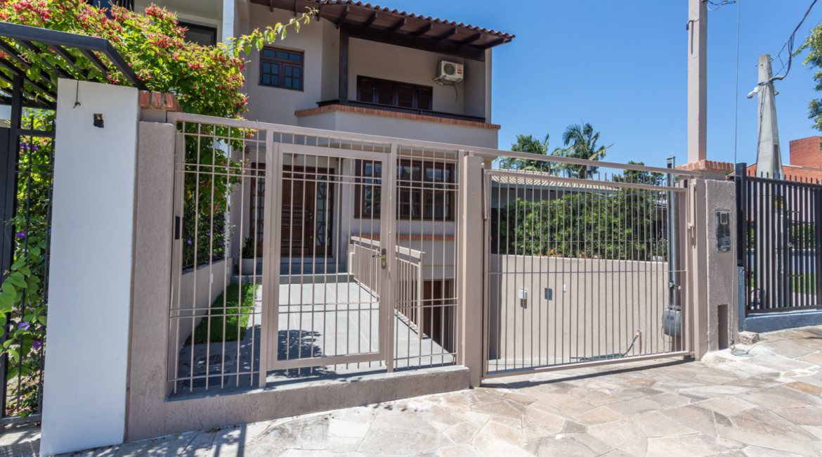 Casa à venda com 350m², 3 dormitórios, 1 suíte, 3 vagas, no bairro Vila Assunção em Porto Alegre