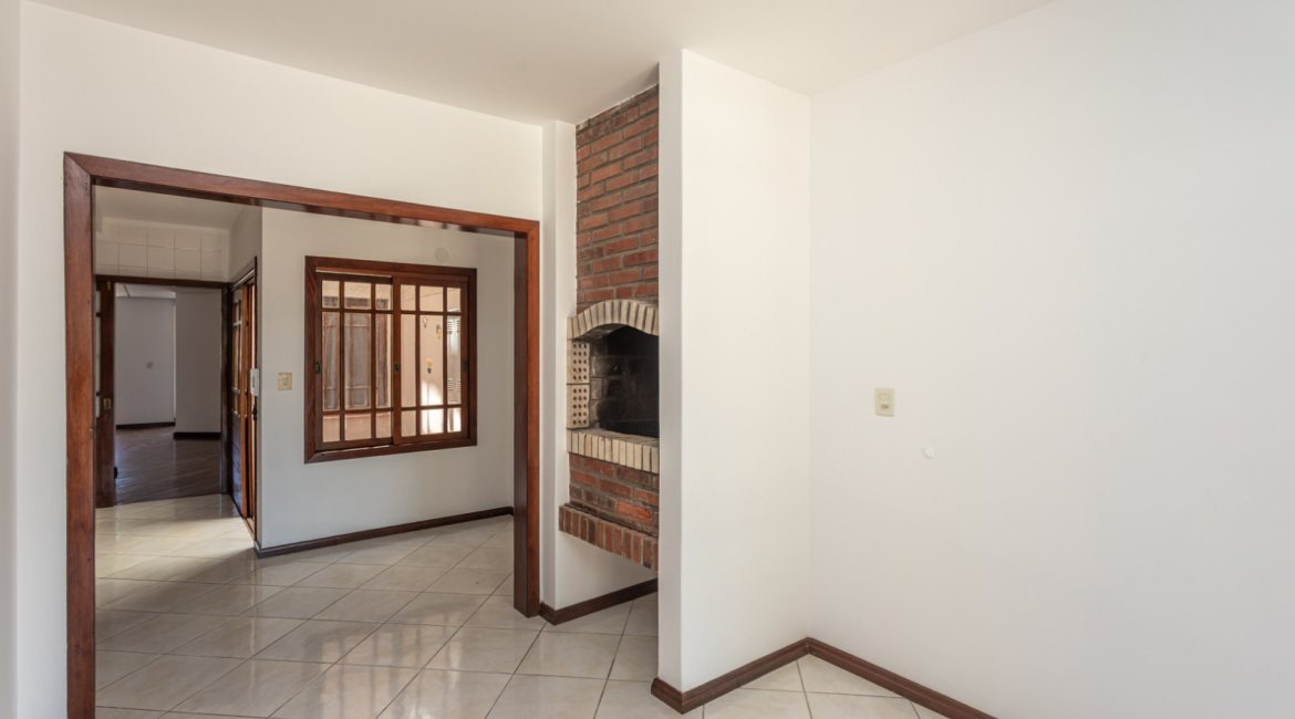 Casa à venda com 350m², 3 dormitórios, 1 suíte, 3 vagas, no bairro Vila Assunção em Porto Alegre