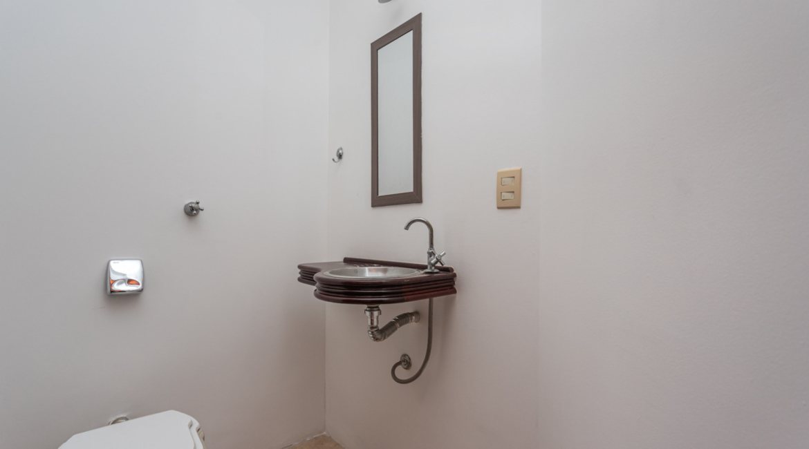 Casa à venda com 350m², 3 dormitórios, 1 suíte, 3 vagas, no bairro Vila Assunção em Porto Alegre