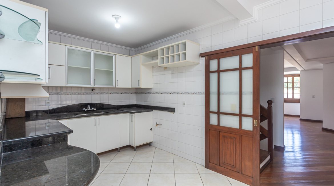 Casa à venda com 350m², 3 dormitórios, 1 suíte, 3 vagas, no bairro Vila Assunção em Porto Alegre