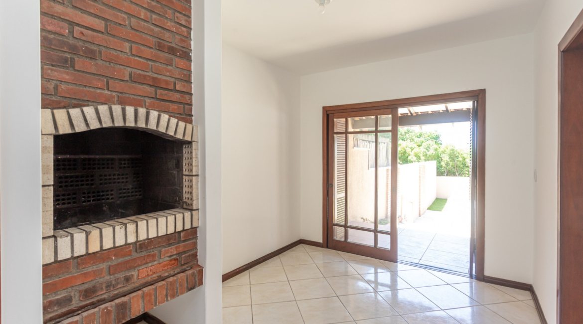 Casa à venda com 350m², 3 dormitórios, 1 suíte, 3 vagas, no bairro Vila Assunção em Porto Alegre