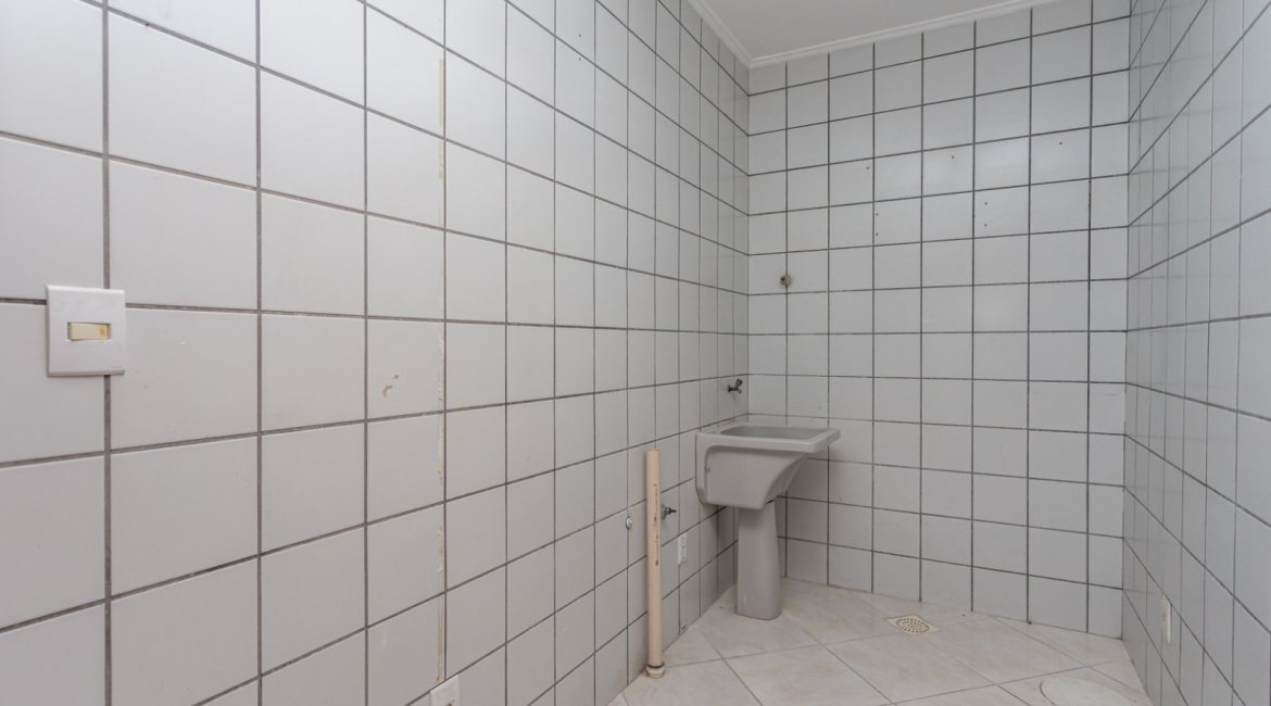 Casa à venda com 350m², 3 dormitórios, 1 suíte, 3 vagas, no bairro Vila Assunção em Porto Alegre