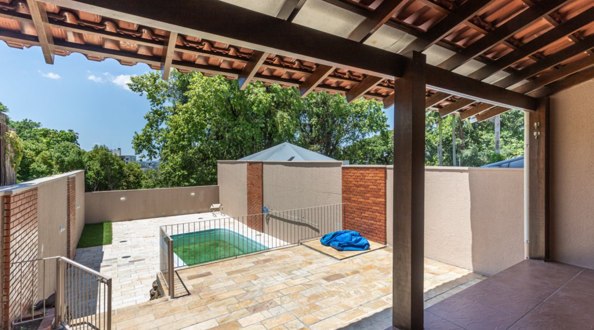 Casa à venda com 350m², 3 dormitórios, 1 suíte, 3 vagas, no bairro Vila Assunção em Porto Alegre