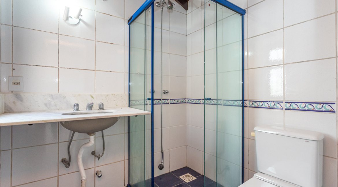 Casa à venda com 350m², 3 dormitórios, 1 suíte, 3 vagas, no bairro Vila Assunção em Porto Alegre