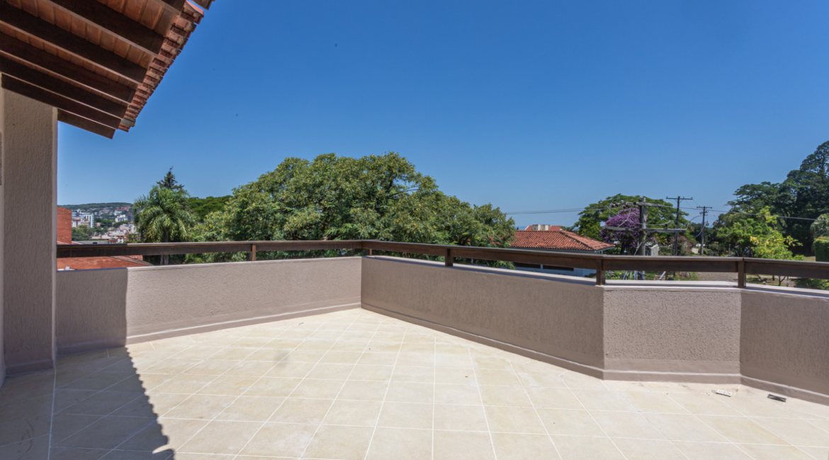 Casa à venda com 350m², 3 dormitórios, 1 suíte, 3 vagas, no bairro Vila Assunção em Porto Alegre