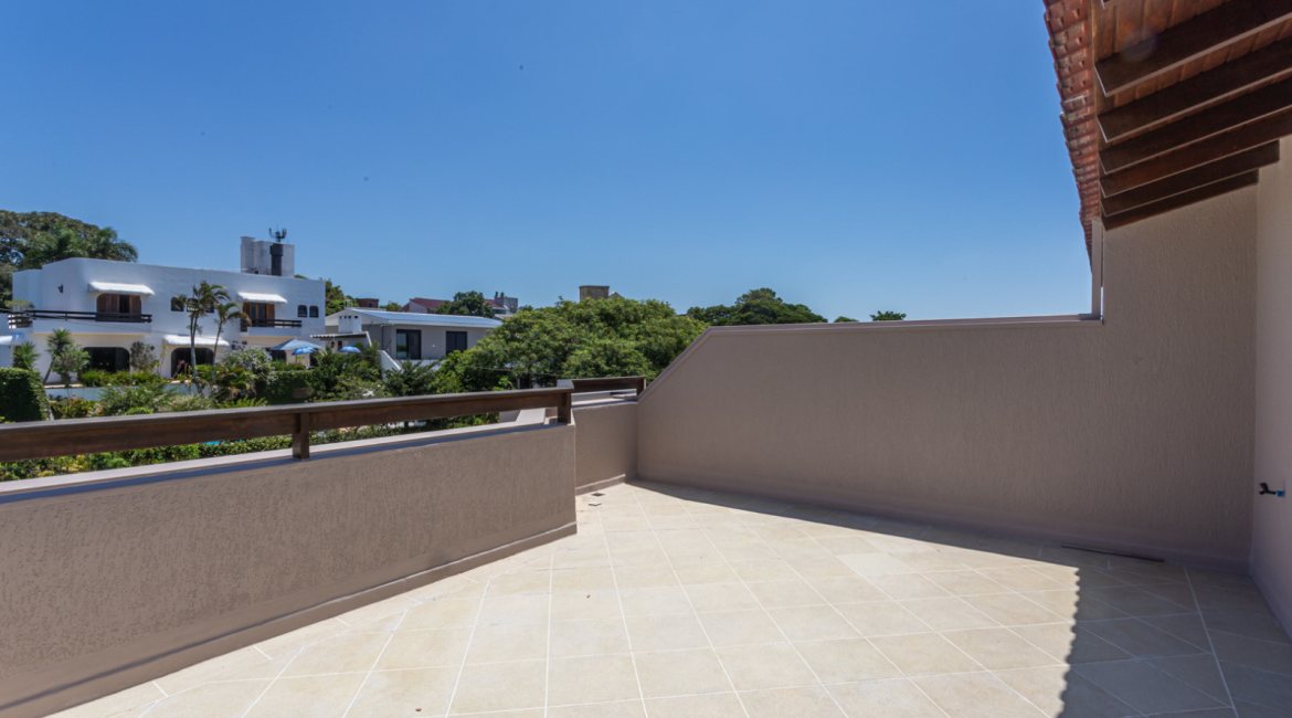 Casa à venda com 350m², 3 dormitórios, 1 suíte, 3 vagas, no bairro Vila Assunção em Porto Alegre