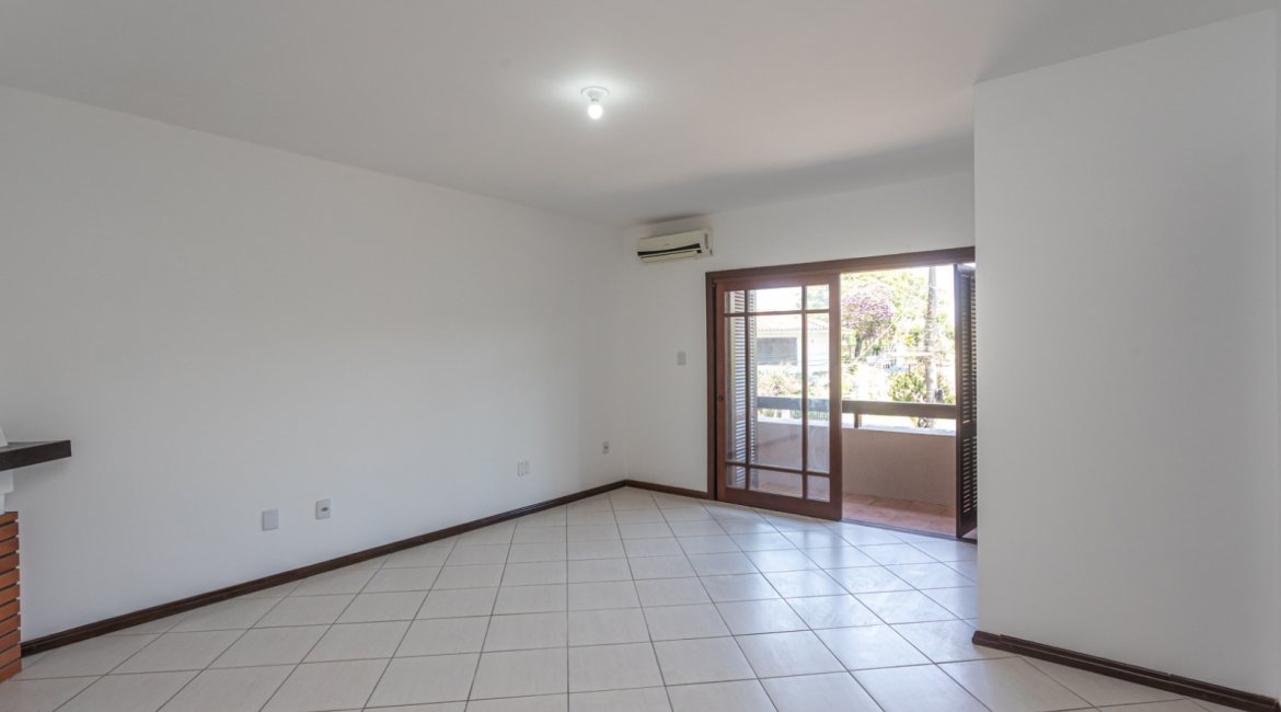 Casa à venda com 350m², 3 dormitórios, 1 suíte, 3 vagas, no bairro Vila Assunção em Porto Alegre