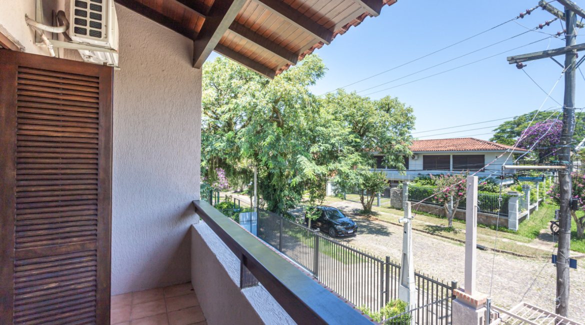 Casa à venda com 350m², 3 dormitórios, 1 suíte, 3 vagas, no bairro Vila Assunção em Porto Alegre