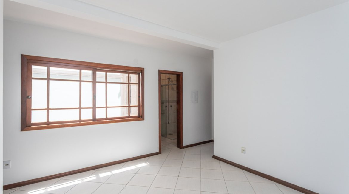 Casa à venda com 350m², 3 dormitórios, 1 suíte, 3 vagas, no bairro Vila Assunção em Porto Alegre