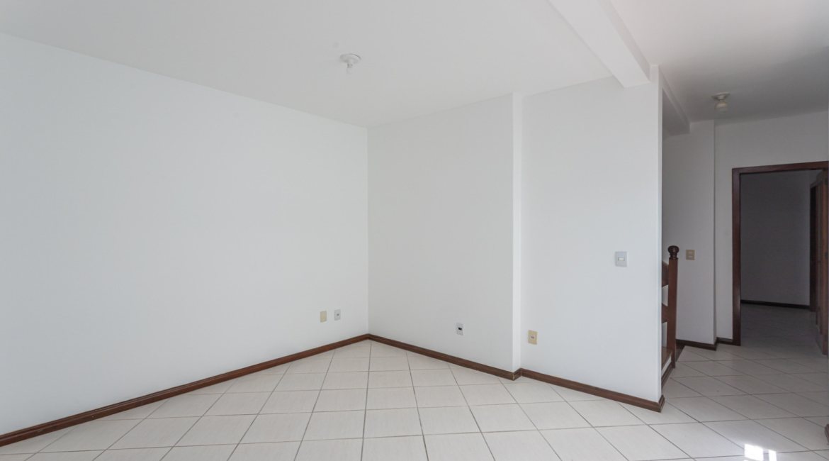 Casa à venda com 350m², 3 dormitórios, 1 suíte, 3 vagas, no bairro Vila Assunção em Porto Alegre