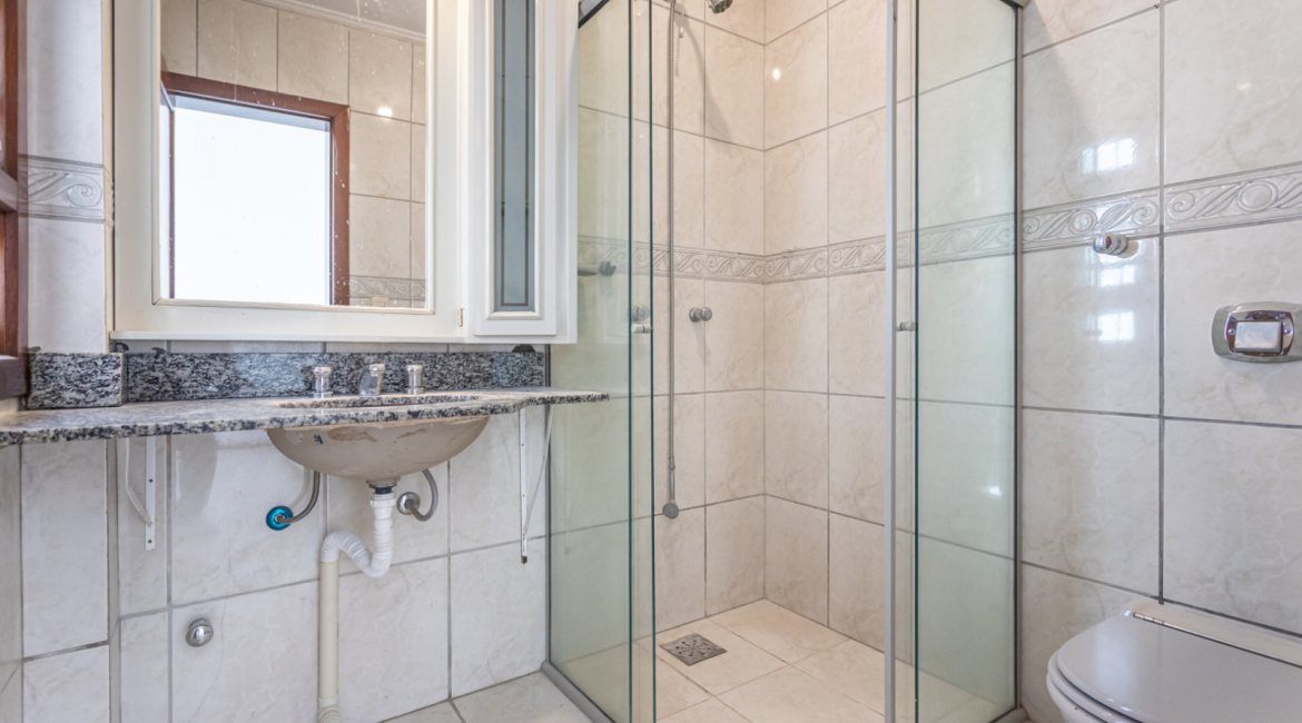 Casa à venda com 350m², 3 dormitórios, 1 suíte, 3 vagas, no bairro Vila Assunção em Porto Alegre