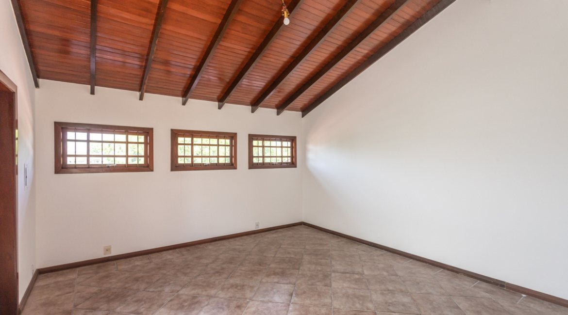 Casa à venda com 350m², 3 dormitórios, 1 suíte, 3 vagas, no bairro Vila Assunção em Porto Alegre