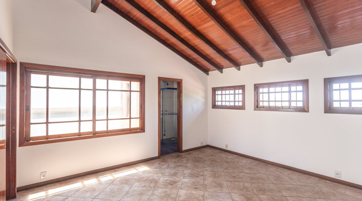 Casa à venda com 350m², 3 dormitórios, 1 suíte, 3 vagas, no bairro Vila Assunção em Porto Alegre