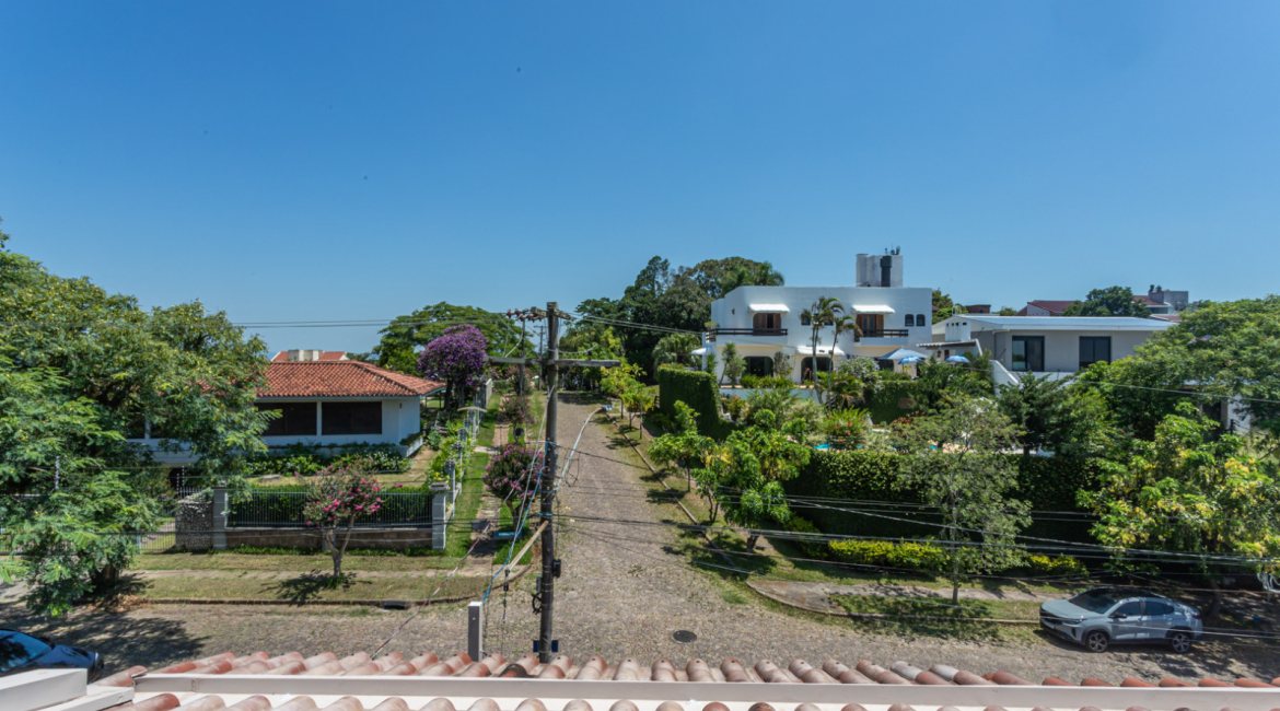 Casa à venda com 350m², 3 dormitórios, 1 suíte, 3 vagas, no bairro Vila Assunção em Porto Alegre