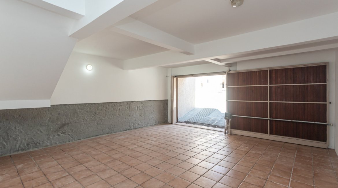 Casa à venda com 350m², 3 dormitórios, 1 suíte, 3 vagas, no bairro Vila Assunção em Porto Alegre