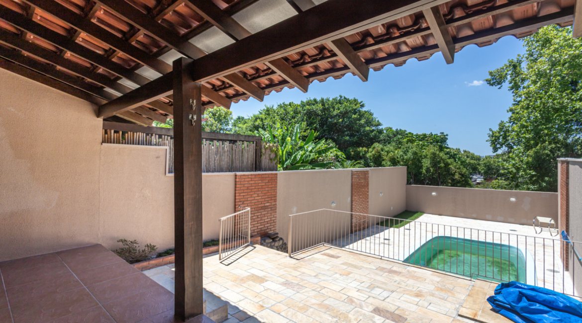 Casa à venda com 350m², 3 dormitórios, 1 suíte, 3 vagas, no bairro Vila Assunção em Porto Alegre