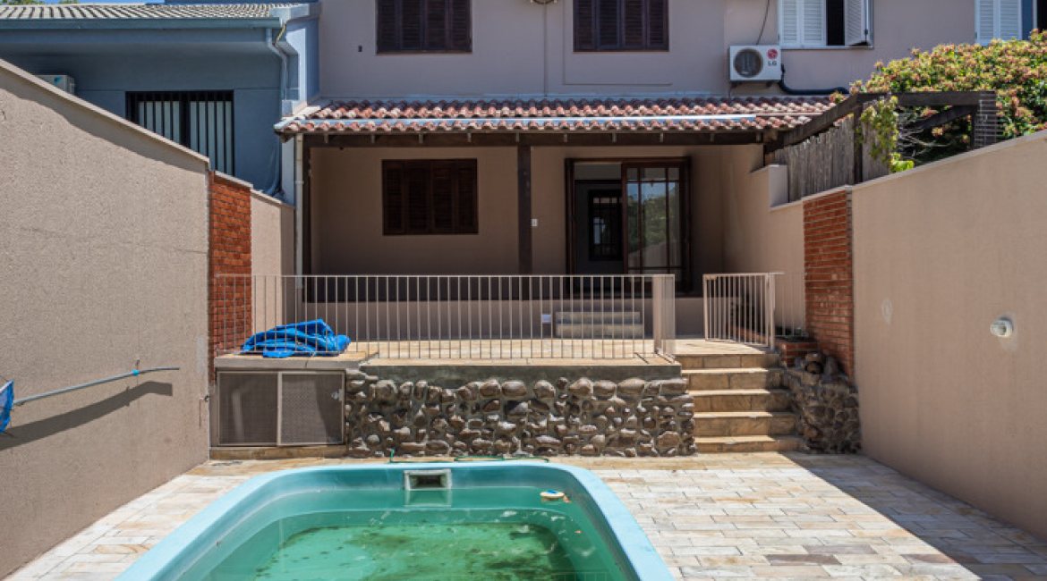 Casa à venda com 350m², 3 dormitórios, 1 suíte, 3 vagas, no bairro Vila Assunção em Porto Alegre