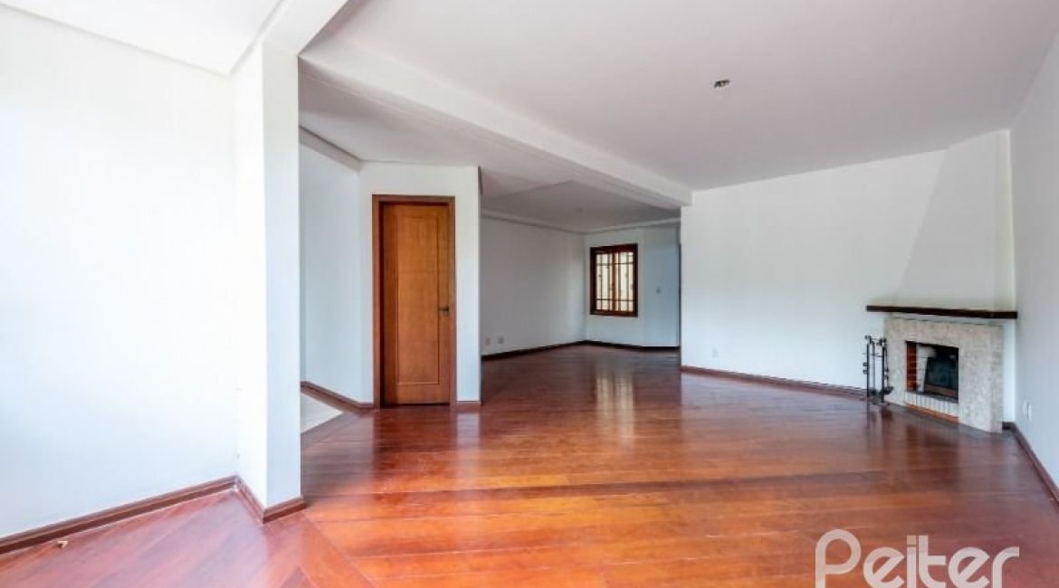 Casa à venda com 350m², 3 dormitórios, 1 suíte, 3 vagas, no bairro Vila Assunção em Porto Alegre