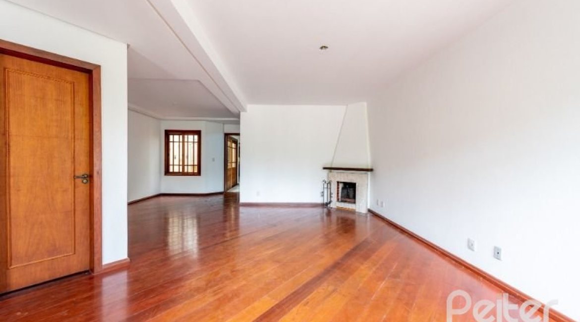 Casa à venda com 350m², 3 dormitórios, 1 suíte, 3 vagas, no bairro Vila Assunção em Porto Alegre