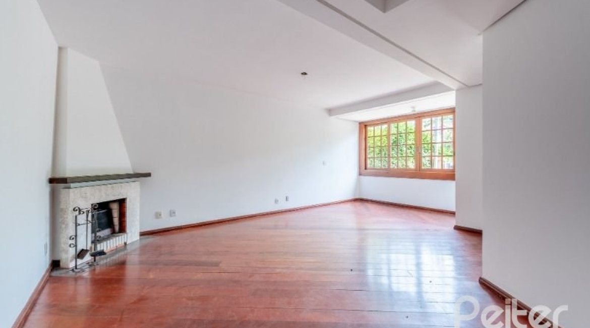 Casa à venda com 350m², 3 dormitórios, 1 suíte, 3 vagas, no bairro Vila Assunção em Porto Alegre