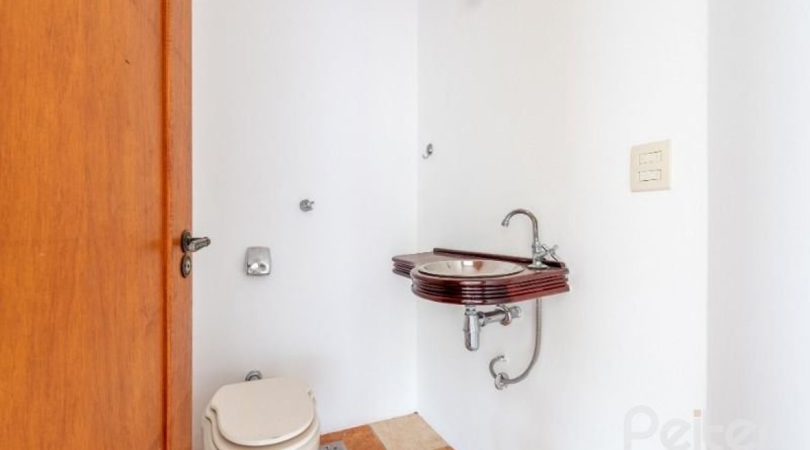 Casa à venda com 350m², 3 dormitórios, 1 suíte, 3 vagas, no bairro Vila Assunção em Porto Alegre