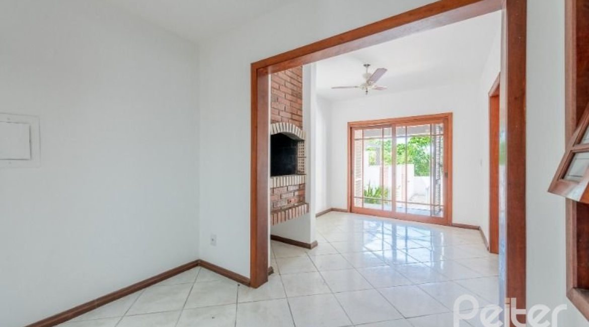 Casa à venda com 350m², 3 dormitórios, 1 suíte, 3 vagas, no bairro Vila Assunção em Porto Alegre