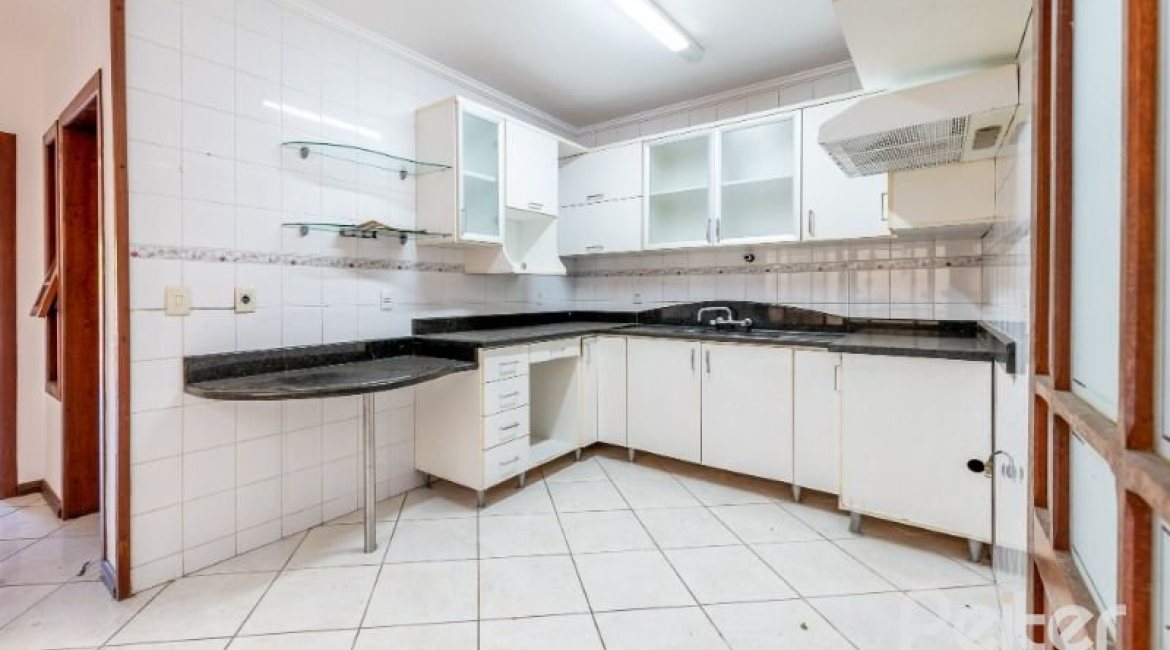 Casa à venda com 350m², 3 dormitórios, 1 suíte, 3 vagas, no bairro Vila Assunção em Porto Alegre