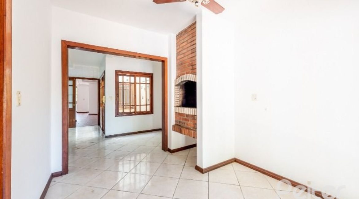 Casa à venda com 350m², 3 dormitórios, 1 suíte, 3 vagas, no bairro Vila Assunção em Porto Alegre