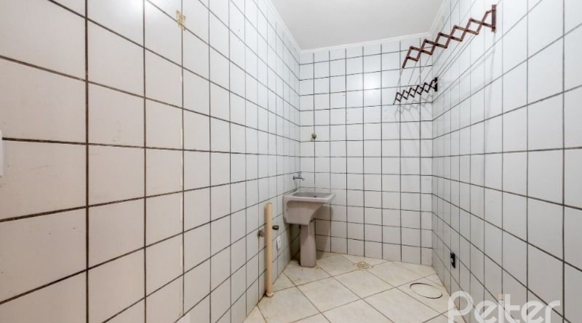 Casa à venda com 350m², 3 dormitórios, 1 suíte, 3 vagas, no bairro Vila Assunção em Porto Alegre