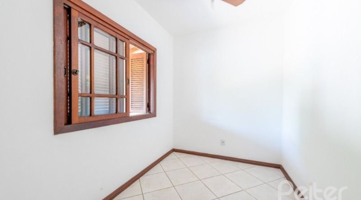 Casa à venda com 350m², 3 dormitórios, 1 suíte, 3 vagas, no bairro Vila Assunção em Porto Alegre