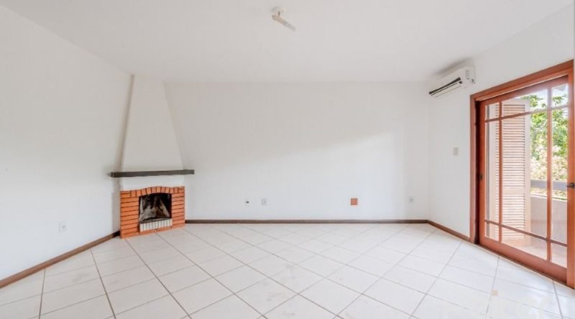 Casa à venda com 350m², 3 dormitórios, 1 suíte, 3 vagas, no bairro Vila Assunção em Porto Alegre