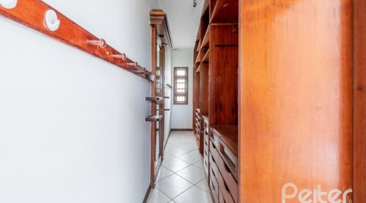 Casa à venda com 350m², 3 dormitórios, 1 suíte, 3 vagas, no bairro Vila Assunção em Porto Alegre