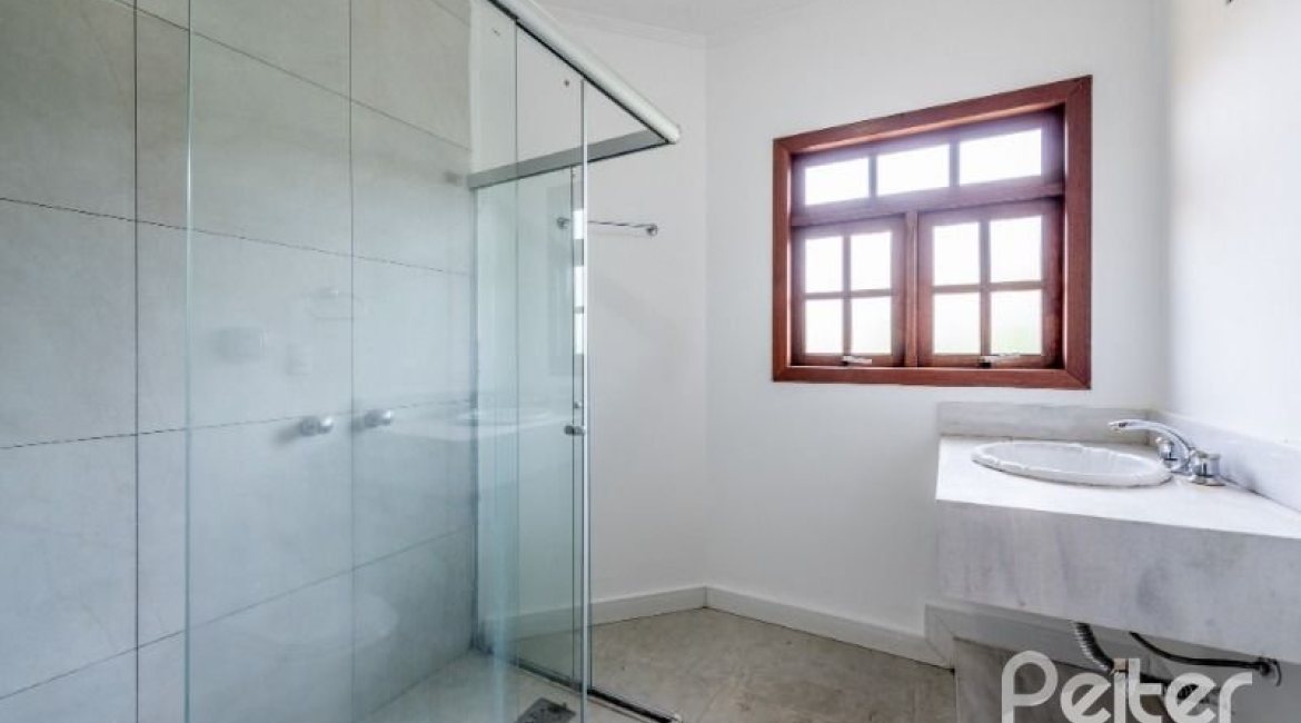 Casa à venda com 350m², 3 dormitórios, 1 suíte, 3 vagas, no bairro Vila Assunção em Porto Alegre